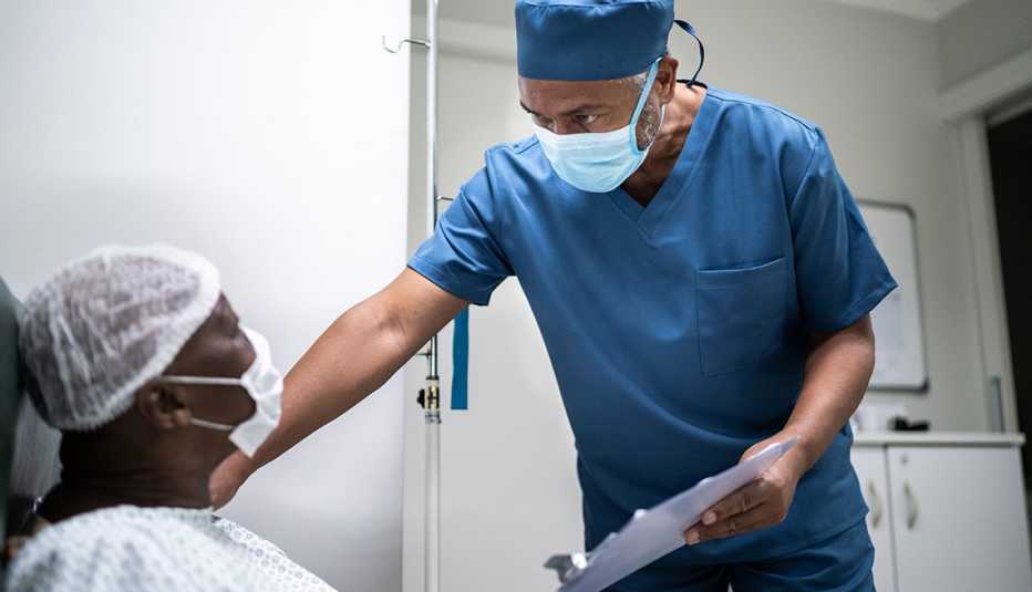 Un enfermero habla con un paciente