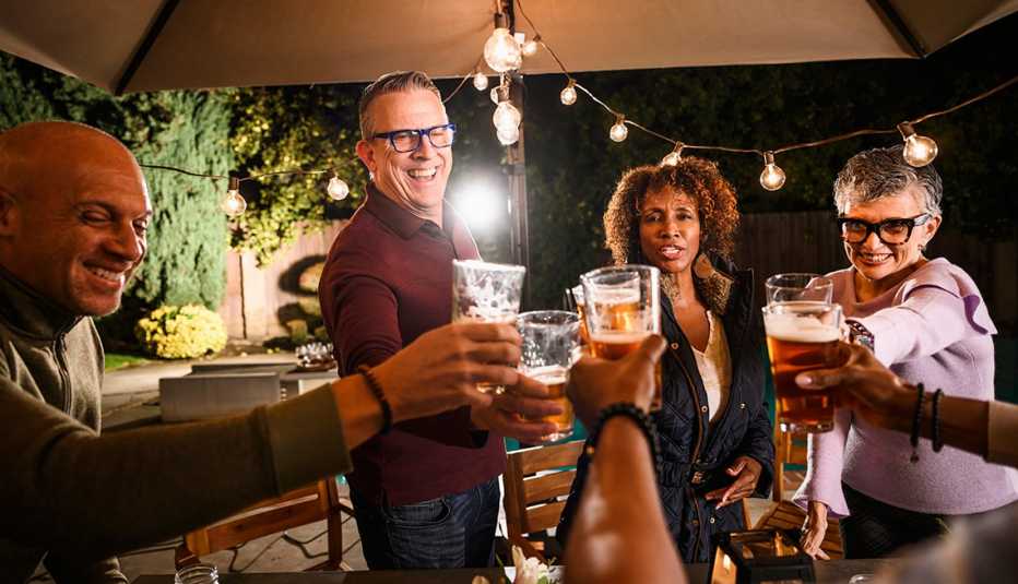 Un grupo de personas brindando con cervezas