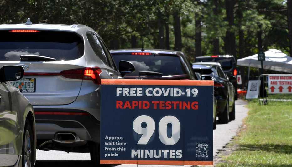 Personas hacen fila en sus vehículos para recibir la vacuna contra la COVID