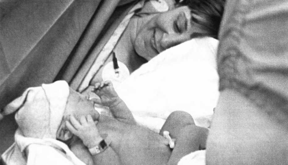 Judith Carr ve a su hija Elizabeth Carr, la primera bebé fertilizada en un proceso in vitro en los Estados Unidos  
