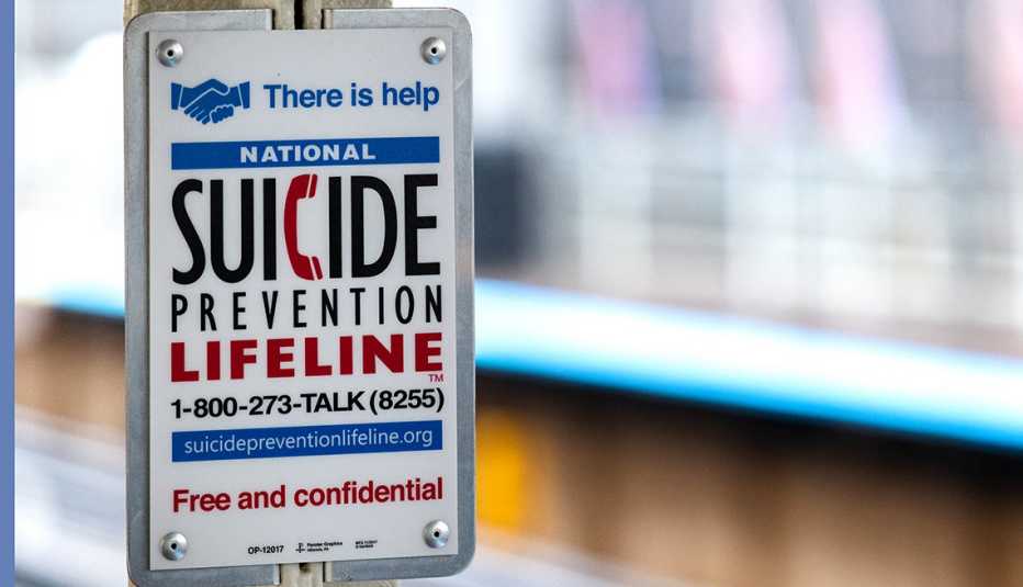 Un letrero que anuncia el número telefónico de la línea para prevenir el suicidio