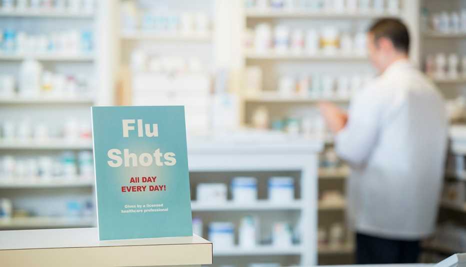 Letrero en una farmacia anuncia la vacuna contra la gripe. En inglés Flu shots