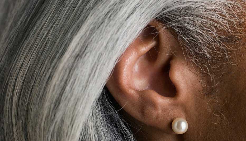 Foto muestra la oreja de una mujer
