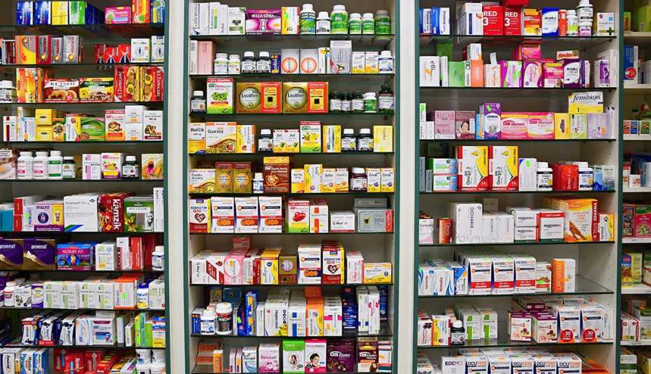 Medicamentos sin receta en un estante de una tienda