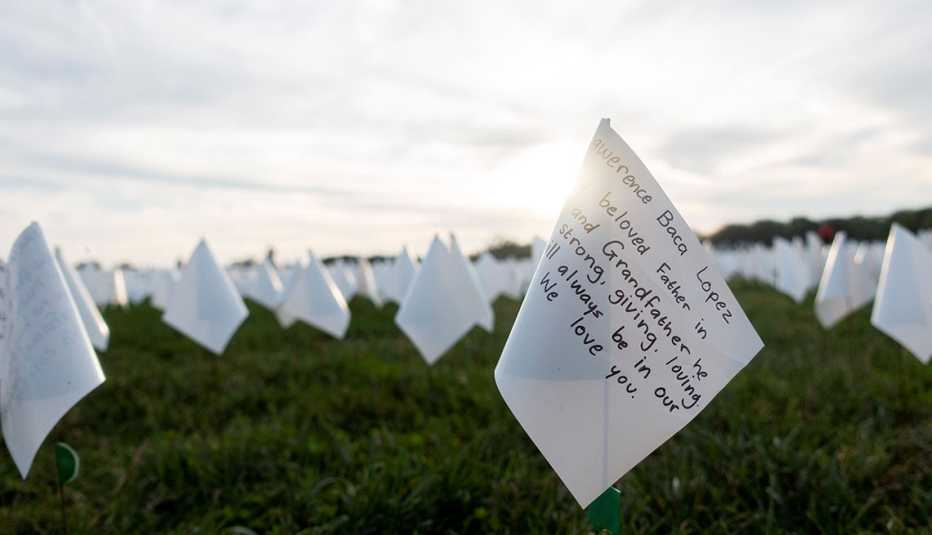Banderas blancas en honor a las muertes por COVID-19.