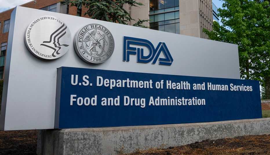 Letrero de la FDA frente a sus oficinas centrales