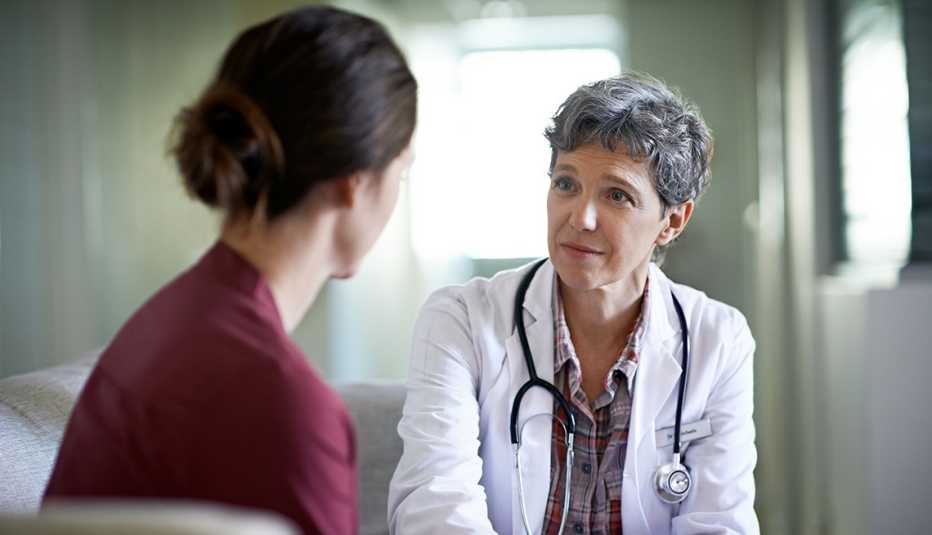 Una doctora escucha con compasión a una de sus pacientes