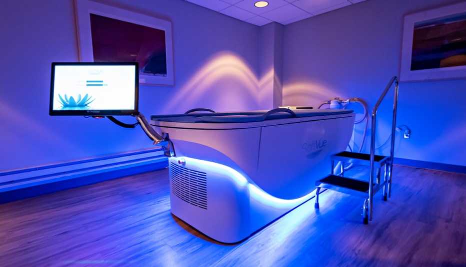 Sala médica con una mesa que muestra la nueva tecnología para realizar mamografía sin compresión para mamas densas