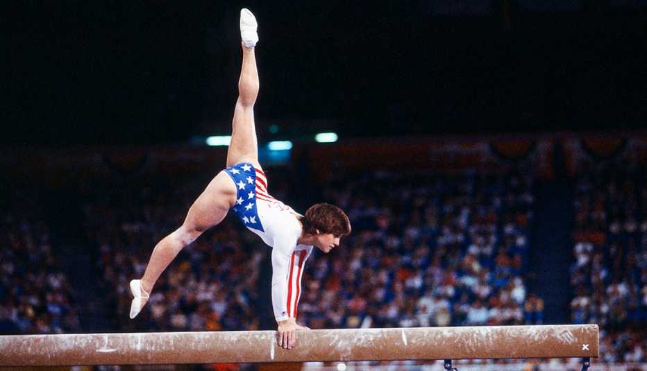 Mary Lou Retton se destaca en la competencia de barra de equilibrio de gimnasia femenina en los Juegos Olímpicos del Verano de 1984