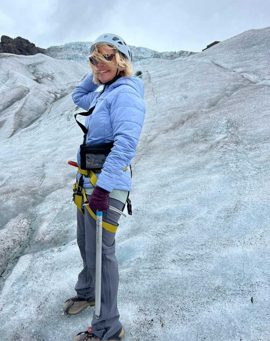 Beth Ramsey hace senderismo en Islandia, julio del 2022