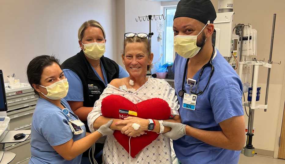 Beth Ramsey de pie por primera vez tras el trasplante de corazón, asistida por personal del hospital