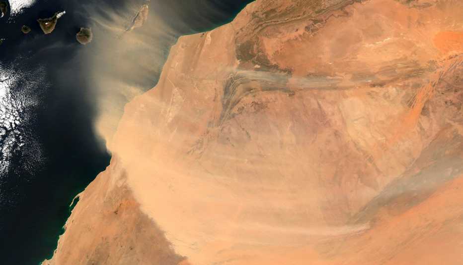 Imagen de satélite que muestra una nueve de arena del desierto de Sahara que se desplaza desde África 