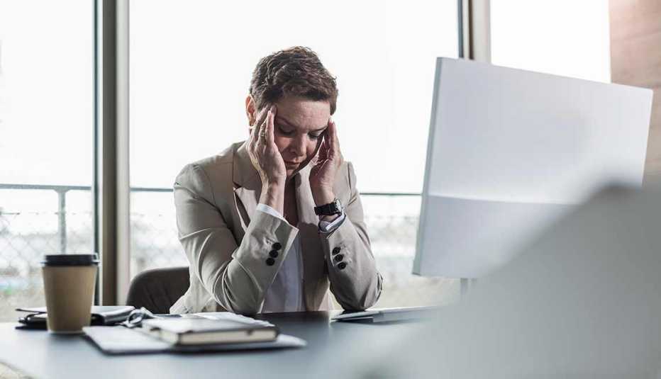 Mujer frente a una computadora - La menopausia y el trabajo