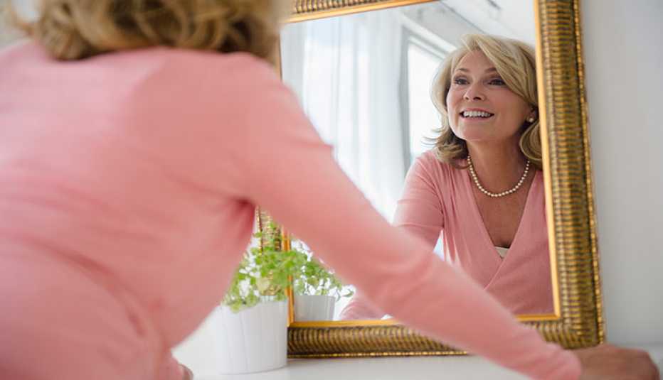 Mujer viendose en el espejo - 7 estrategias para no sentirse invisible a partir de los 50