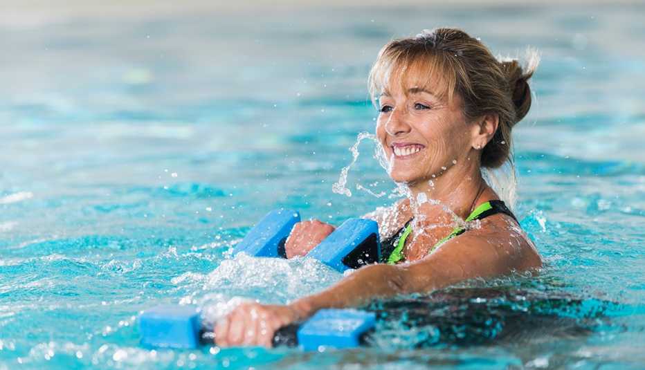 Mujer haciendo ejercicios en un piscina