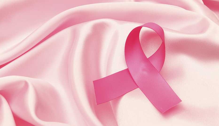 Cinta rosa sobre tela de color rosa, símbolos de la lucha contra el cáncer de mama.