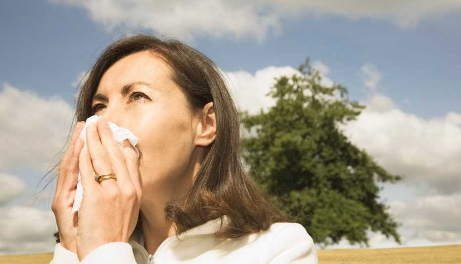 Mujer limpiando su nariz - Efectos secundarios de los medicamentos sin receta para las alergias - Elmer Huerta
