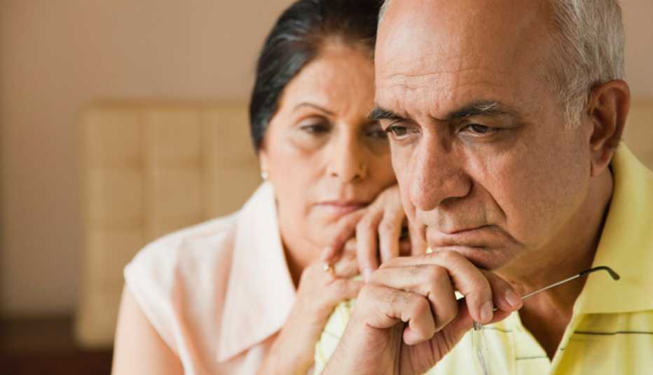 Una pareja madura se preocupa - Trastorno de ansiedad en los adultos mayores