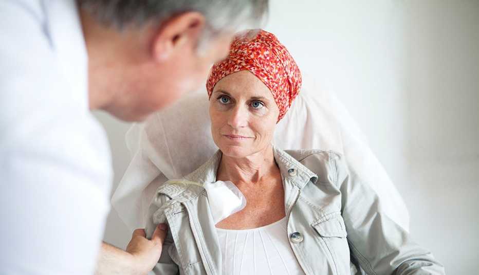 Mujer paciente de cáncer viendo a su médico