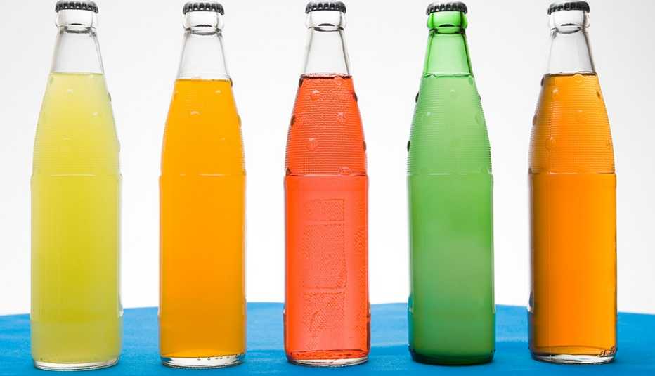 Botellas de jugos de distintos colores