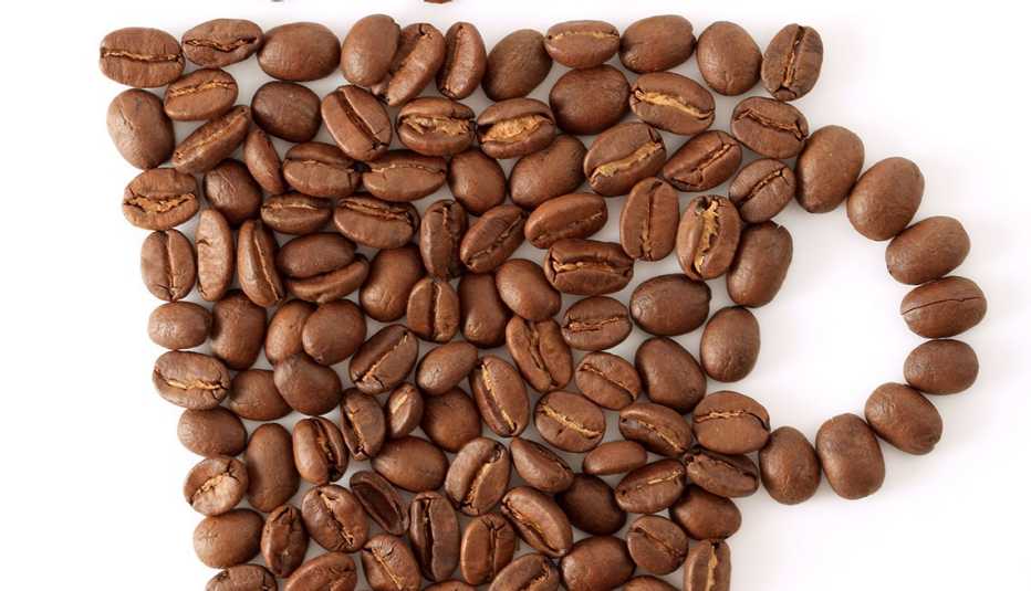 Taza de café compuesta de granos de café
