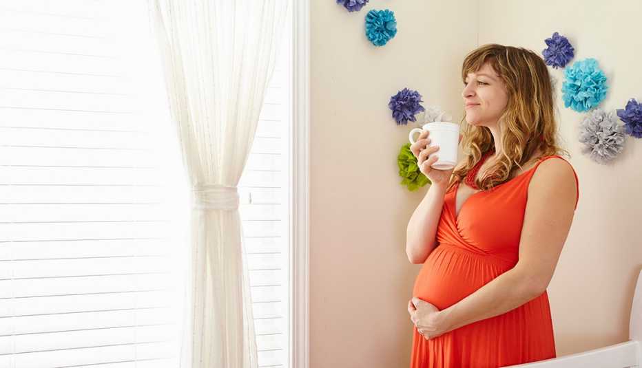Mujer embarazada tomando café