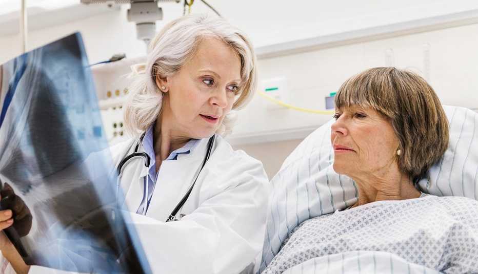 Doctor revisando una radiografía con su paciente