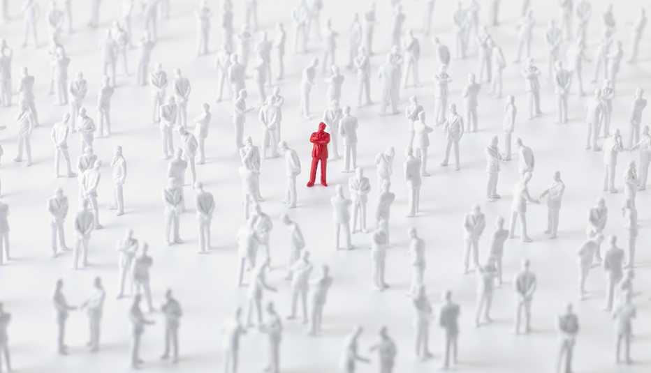 Muchas figuritas de personas color blanco y una color rojo