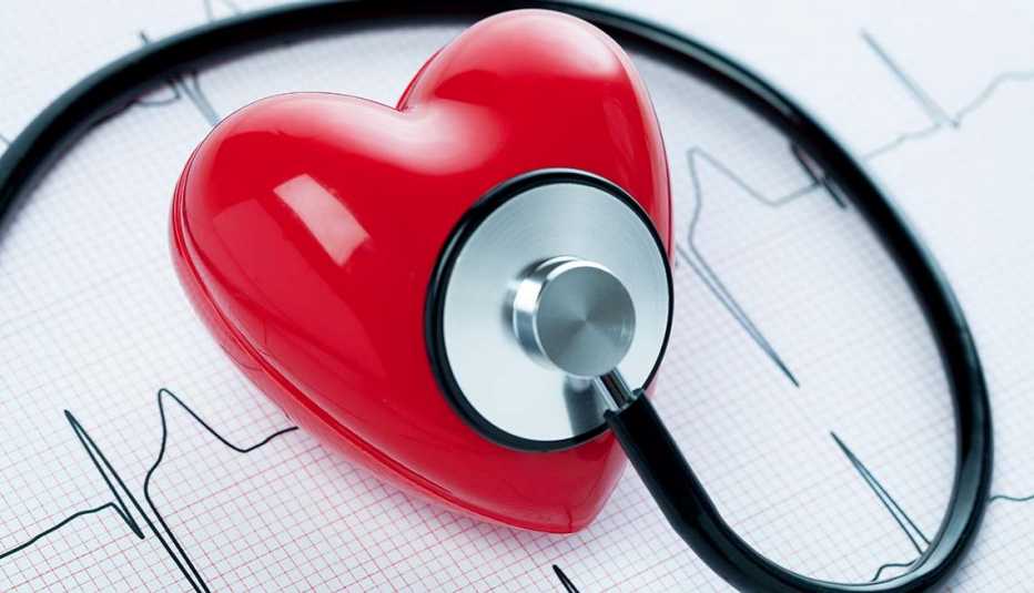 Estetoscopio examinando un corazón de juguete - Síntomas de la falta de carbohidratos en la dieta 