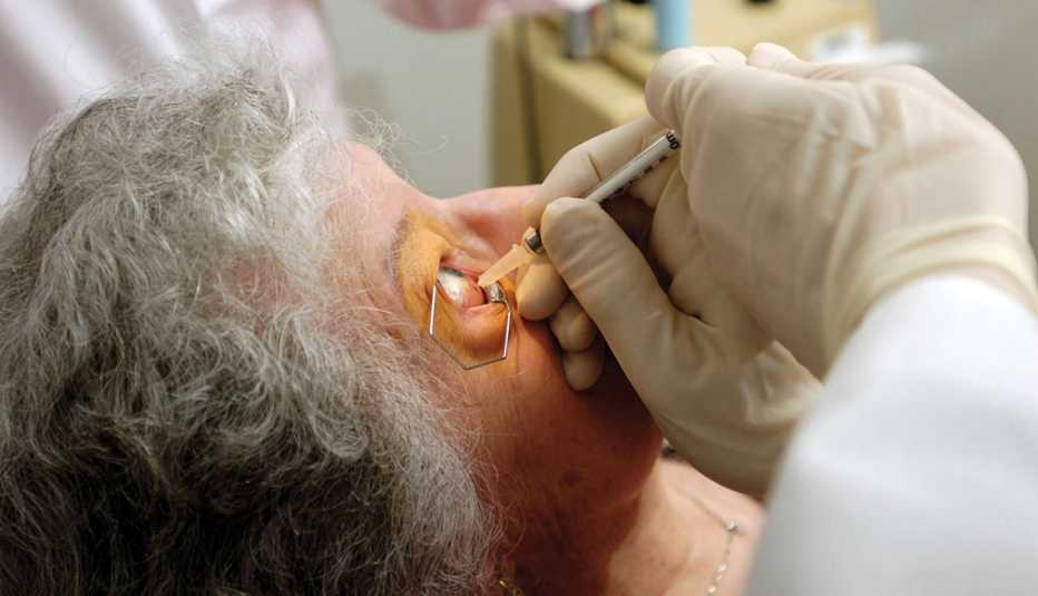 Personal médico inyectando un medicamento en el ojo de un paciente