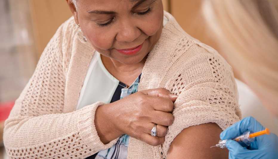 Mujer recibe una vacuna