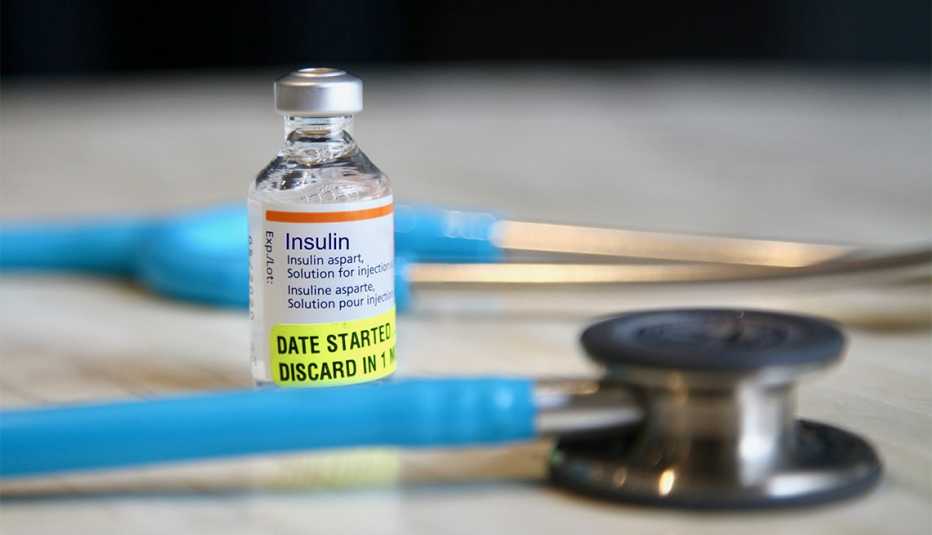 Frasco de insulina y un estetoscopio