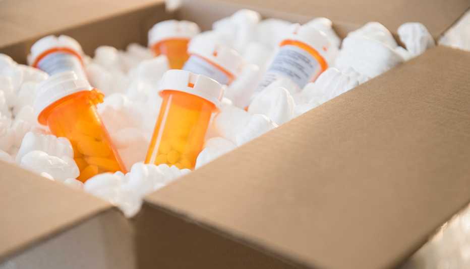 Frascos de medicamentos recetados en un caja