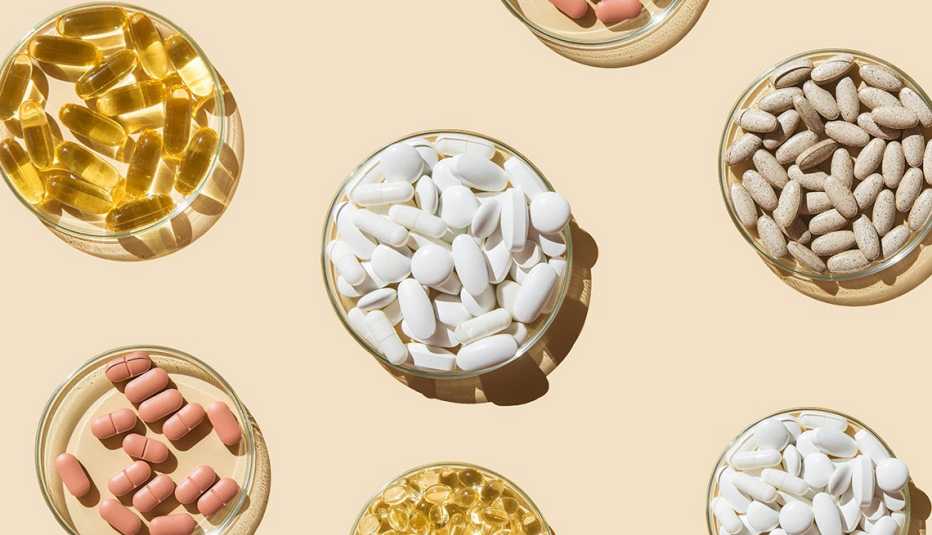 Varias pastillas y cápsulas, vitaminas y suplementos dietéticos en placas de petri