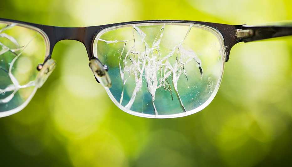 Unos lentes rotos en un fondo verde.
