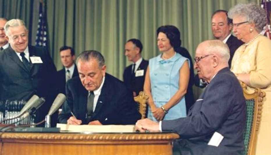 El presidente Johnson cuando promulgaba la ley del programa Medicare, 30 de julio de 1965