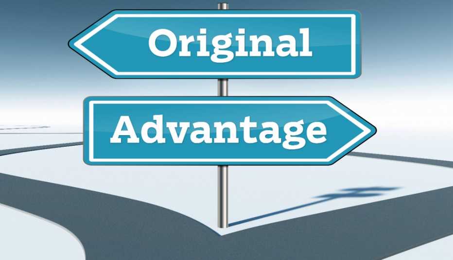 Ilustración que muestra una carretera que se divide en dos y dos rótulos que dicen original y advantage en referencia a Medicare