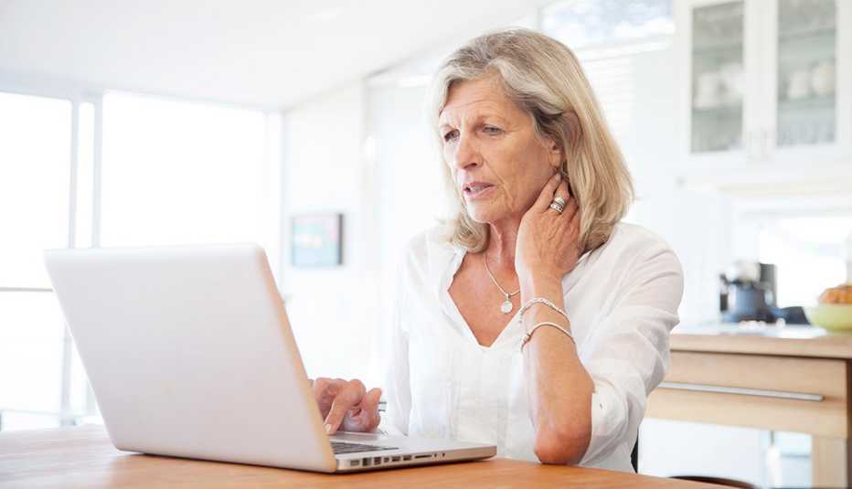 Mujer frente a su computadora