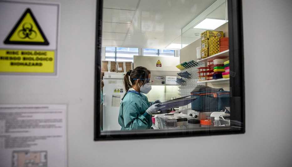 Un trabajador médico prepara documentos dentro de un laboratorio