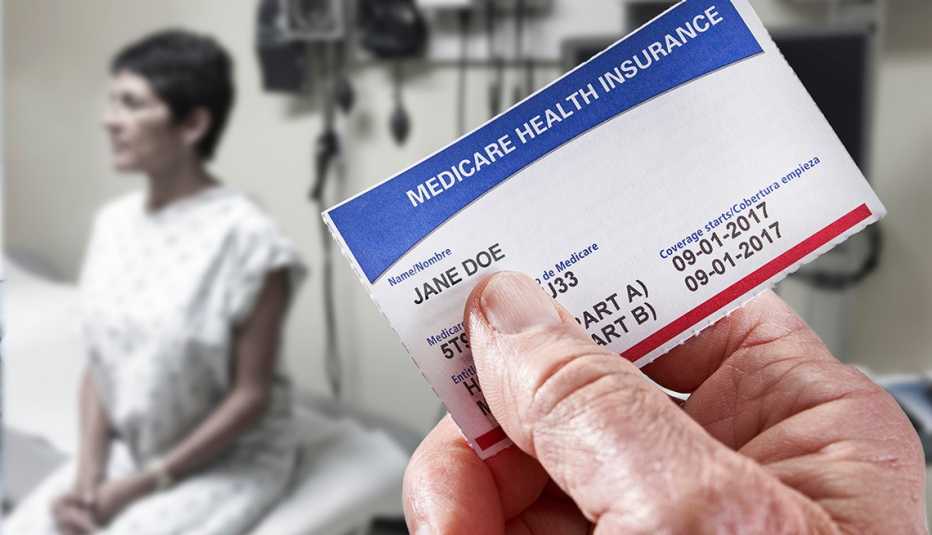 Un médico sostiene una tarjeta de Medicare