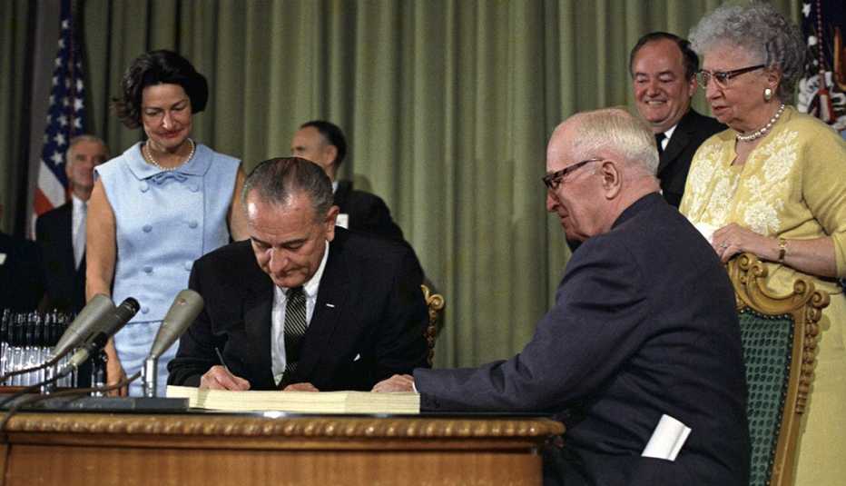 El presidente Lyndon Johnson firma la ley para crear Medicare el 30 de julio de 1965