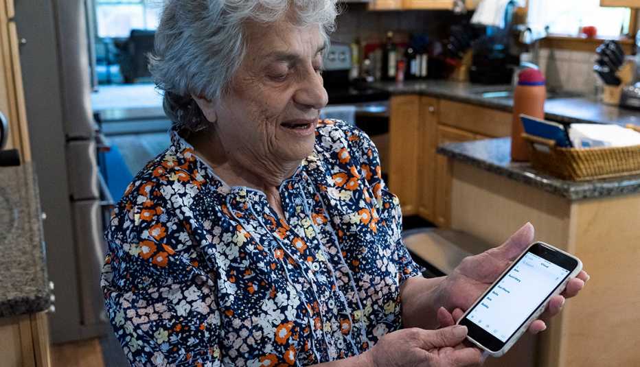 Pat Cutillo, de 85 años, muestra cómo almacena el número de teléfono BAT del Dr. Meyer 