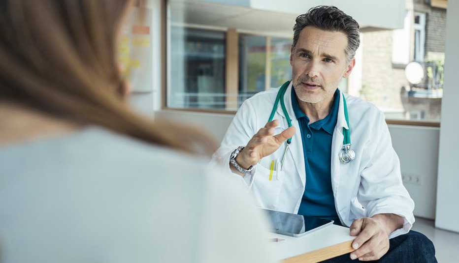 Un doctor habla con su paciente