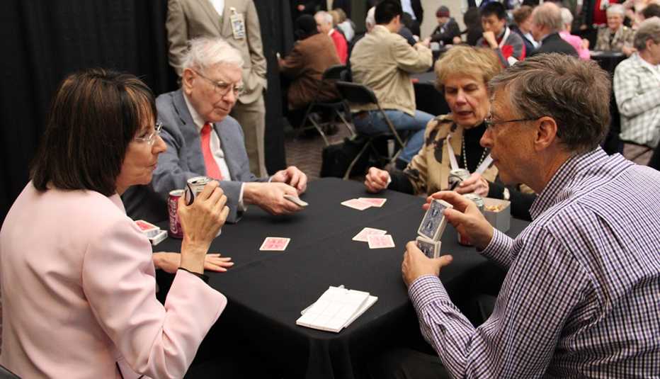 Warren Buffet y Bill Gates jugando cartas