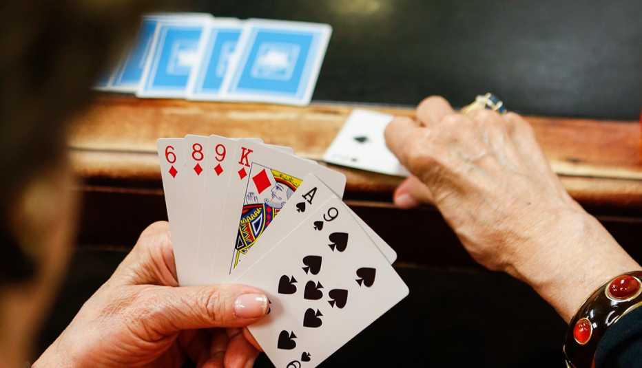 Mujer jugando cartas