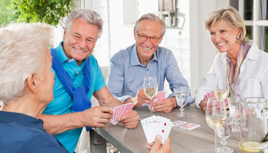 Grupo de adultos jugando cartas y tomando vido - Mantener cerebro sano