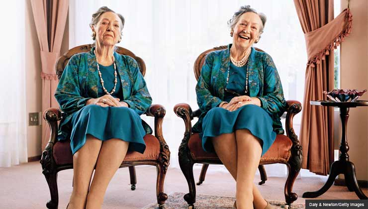 Mujer sonriendo sentada al lado de ella misma en una actitud triste - Una actitud positiva es saludable