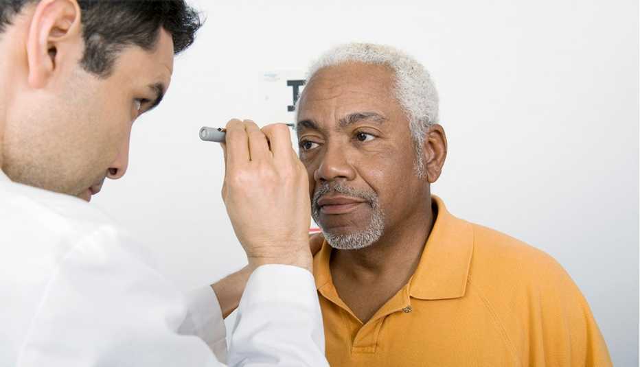 Médico examina los ojos de un paciente