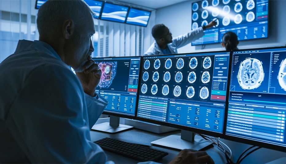 Personal médico examina varias radiografías del cerebro