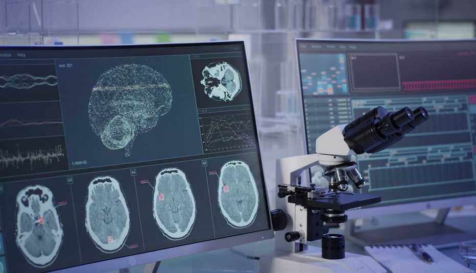 Laboratorio de investigación con escáneres cerebrales y microscopio